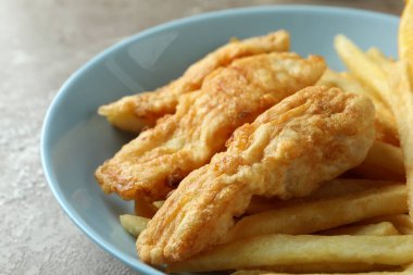 Kızarmış balık ve patates kızartması tabağı, yakın.