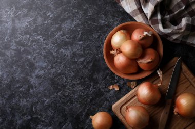 Siyah dumanlı masada taze soğanlı yemek ve kase.