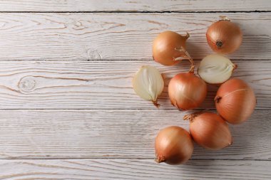 Ahşap zemin üzerinde taze soğan, metin için boşluk