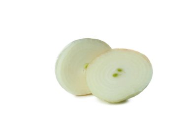 Beyaz arkaplanda taze taze soğan izole edilmiş.