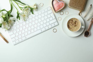 Beyaz arka planda farklı aksesuarlara sahip kadın konsepti