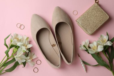 Pembe arka planda farklı aksesuarlara sahip kadın konsepti