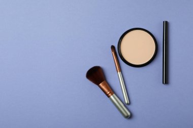 Menekşe arkaplanda makyaj malzemesi, metin için boşluk