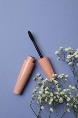 Maskara ve çingene çiçekleri menekşe arka planda