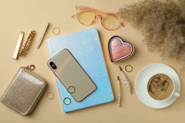 Bej arka planda farklı kadın aksesuarları, üst görünüm