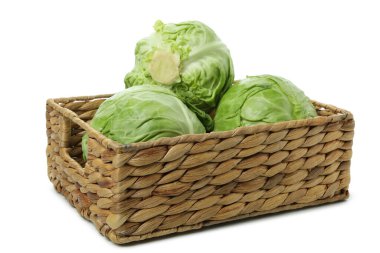 Beyaz arkaplanda lahana bulunan sepet