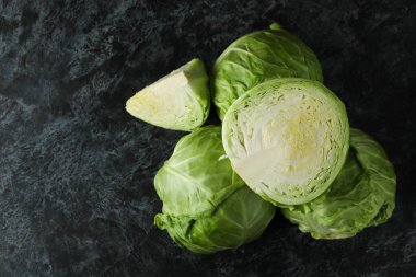 Siyah dumanlı masada taze yeşil lahana