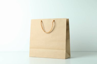 Beyaz arkaplanda boş kağıt torba, metin için boşluk