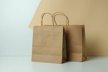 İki ton arkaplanda boş kağıt torbalar, metin için boşluk