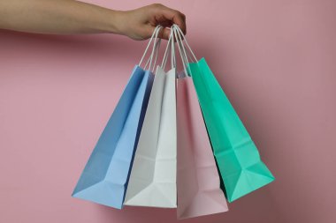 Pembe arka planda kadın el çantası.