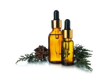 Beyaz arkaplanda izole edilmiş çam yağları