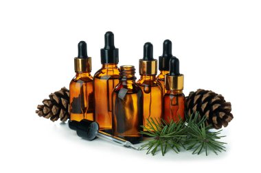 Beyaz arkaplanda izole edilmiş çam yağları