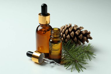 Beyaz arkaplanda izole edilmiş çam yağları