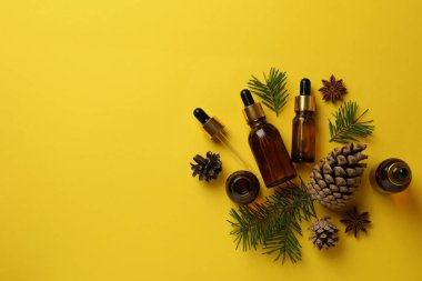 Sarı zemin üzerinde çam yağı bulunan Aromaterapi kavramı