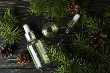 Ahşap masa üzerinde çam yağı ile Aromaterapi kavramı