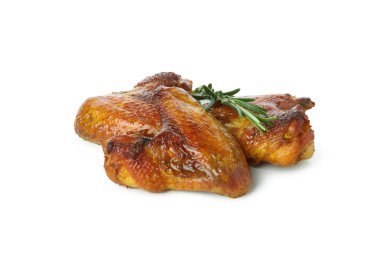 Beyaz arka planda izole edilmiş fırında tavuk kanatları.