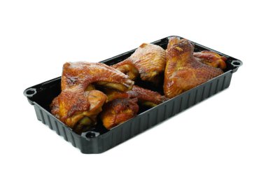 Beyaz arka planda izole edilmiş fırında tavuk kanatları olan kap