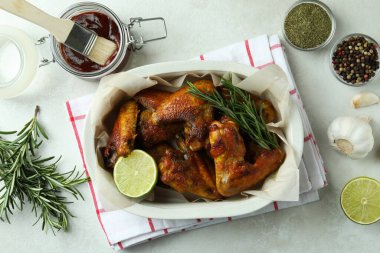 Beyaz desenli masada fırında tavuk kanadı ile pişirme tepsisi.