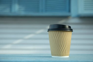 Boş kağıt bardak açık havada, metin için boşluk