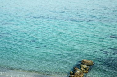 Temiz turkuaz su ve taşlarla inanılmaz bir deniz.