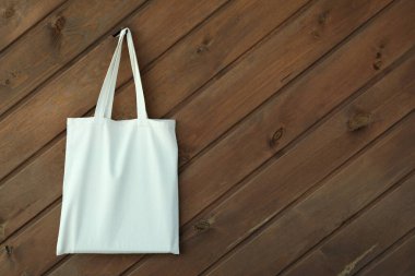 Ahşap arkaplanda boş eko çanta, metin için boşluk