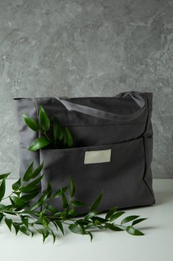 Gri desenli arka planda dalları olan şık bir eko çanta