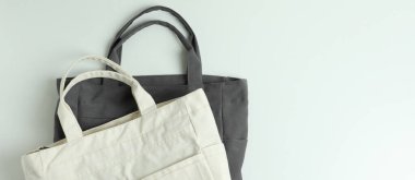 Beyaz arkaplanda boş eko torbalar