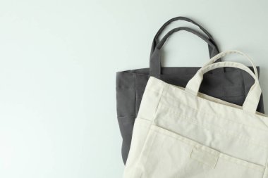 Beyaz arkaplanda boş eko torbalar
