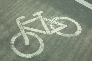 Asfalttaki bisikletlerin yolunu gösteren sembol
