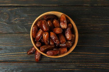 Tahta masada kurutulmuş hurma kasesi.