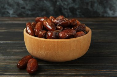 Tahta masada kurutulmuş hurma kasesi.