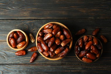 Tahta masada kurutulmuş hurma kasesi.