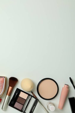 Beyaz arkaplanda farklı makyaj malzemeleri, metin için boşluk