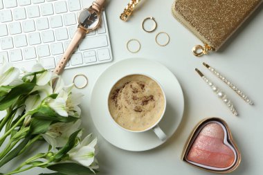 Beyaz arka planda farklı aksesuarlara sahip kadın konsepti