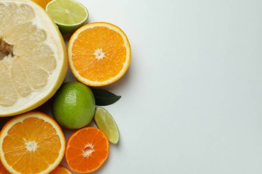 Beyaz arkaplanda olgun turunçgil, metin için boşluk