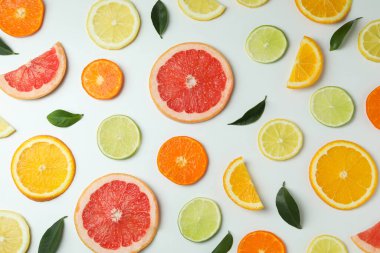 Beyaz zemin üzerinde narenciye dilimleri ile düz yatıyordu