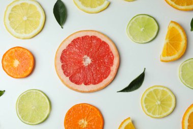 Beyaz zemin üzerinde narenciye dilimleri ile düz yatıyordu