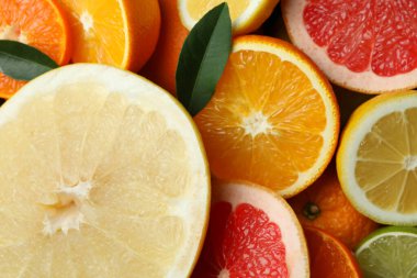 Olgun narenciye dilimleri arka planda, yakın plan.