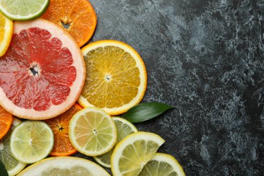 Olgun narenciye dilimleri siyah dumanlı arka planda