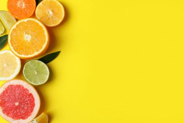 Sarı arkaplanda olgun turunçgil, metin için boşluk