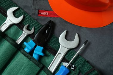 İş tulumu, şapka ve çalışma aletleri, kapatın.