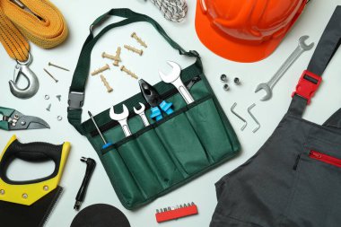 Beyaz arkaplanda inşaat araçları bulunan İşçi Bayramı kavramı