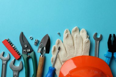 Mavi arkaplanda farklı araçlara sahip İşçi Bayramı kavramı