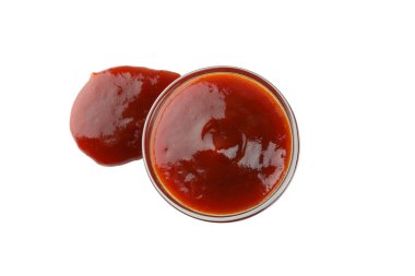 Beyaz arka planda izole edilmiş barbekü sosu kasesi.
