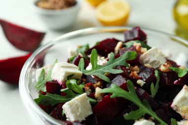 Pancar salatasıyla lezzetli yemek kavramı, yakın plan.