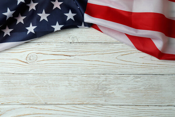 Американский флаг на белом деревянном фоне, пространство для текста