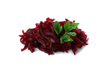 Dilimlenmiş taze pancar beyaz arka planda izole edilmiş.