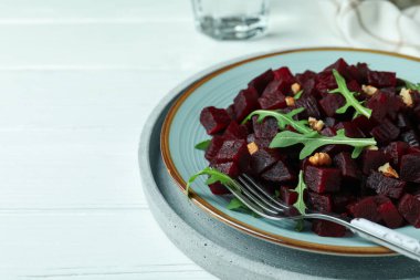 Tahta arka planda pancar salatası ile lezzetli yemek kavramı