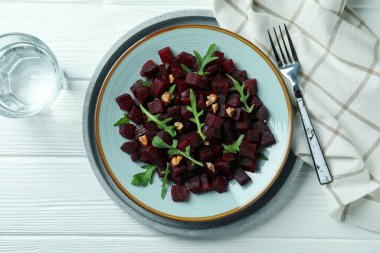 Tahta arka planda pancar salatası ile lezzetli yemek kavramı