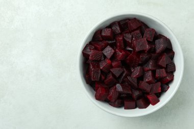 Beyaz desenli taze pancar salatası ile kase